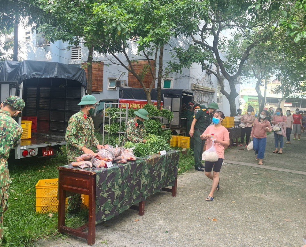 Sư đoàn 9 tổ chức “Chuyến xe lưu động, gian hàng 0 đồng” giúp nhân dân trong đại dịch